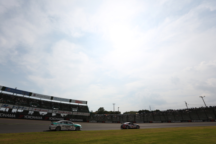 第3レース: 佐々木雅弘（ST-3:asset テクノ Z34）を追う脇阪薫一（ST-3:PETRONAS TWS GS350）