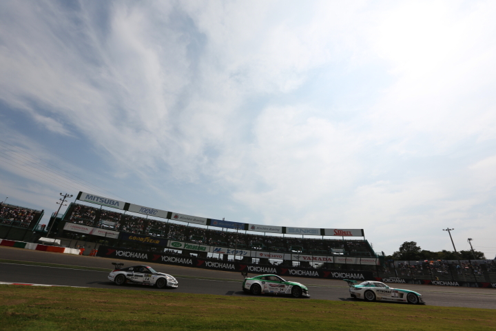 第3レース: ドミニク・アンと佐々木大樹の2位争い、後ろは周回遅れの増田芳信