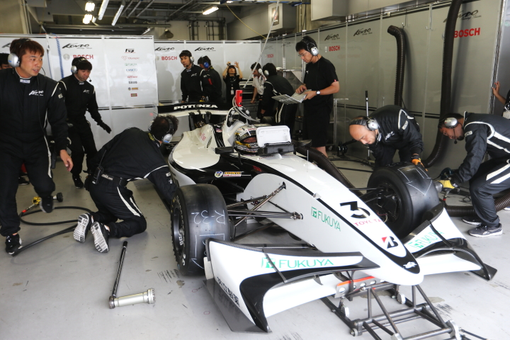 整備中、安田裕信（KONDO RACING）