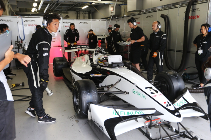 まだ整備中、安田裕信（KONDO RACING）