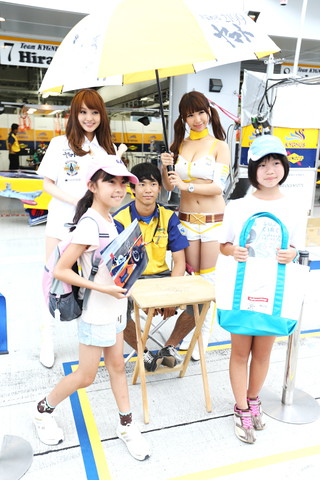 レースクイーンと平川亮（KYGNUS SUNOCO Team LeMans）