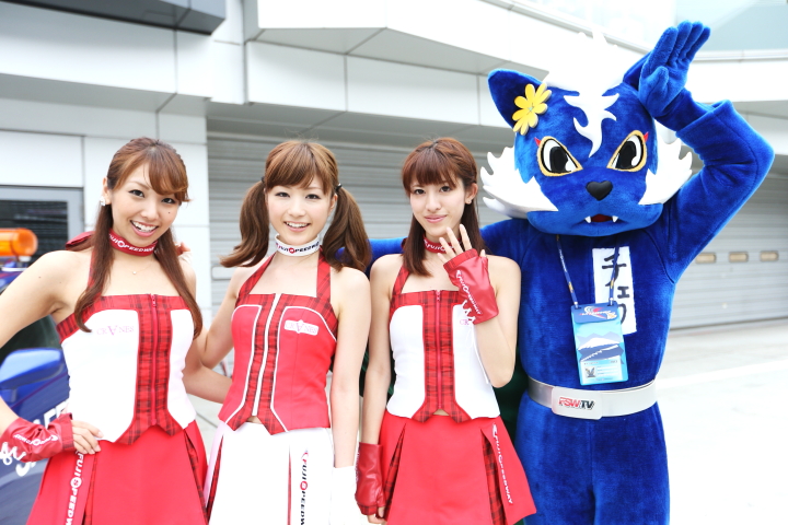 レースクイーンとゆるきゃら