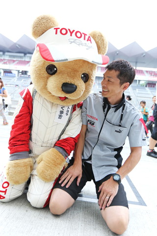 トヨタくま吉、正座中