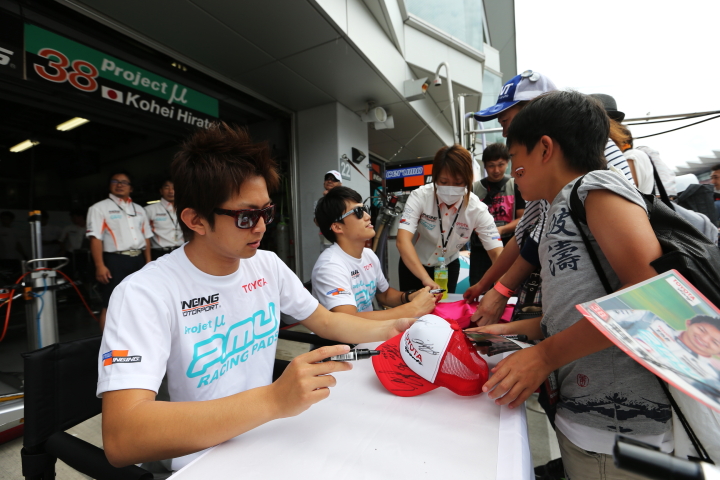 サインする平手晃平と国本雄資（P.MU/CERUMO·INGING）