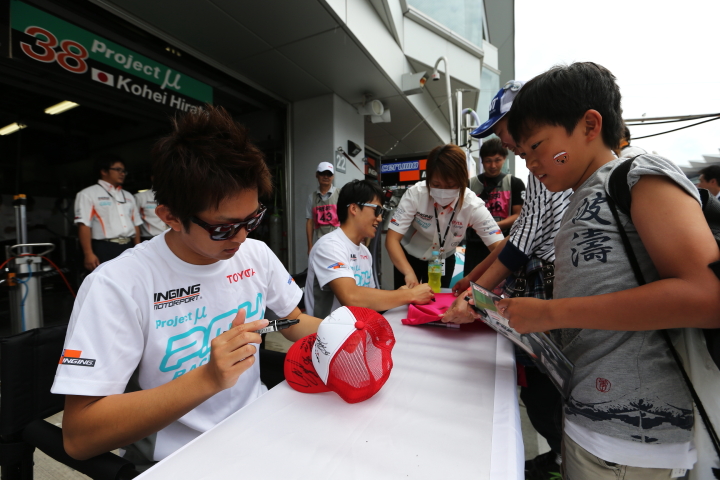 まだまだサインする平手晃平と国本雄資（P.MU/CERUMO·INGING）
