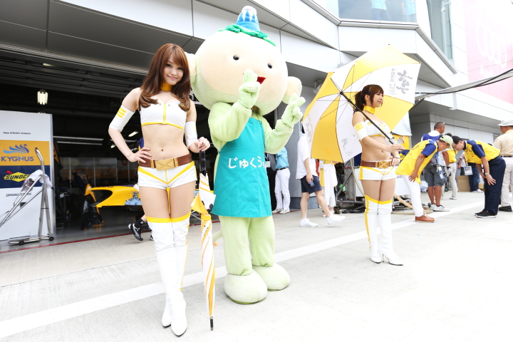 レースクイーンとゆるきゃら