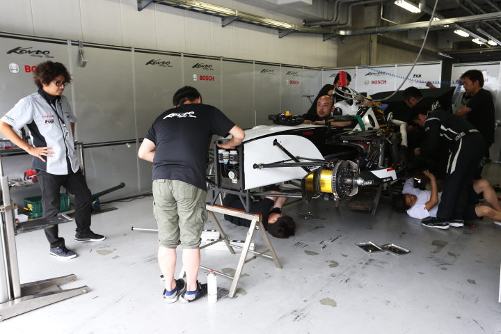 マシンの整備を見守る近藤真彦監督（KONDO RACING）