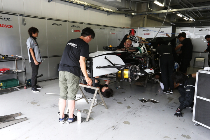 まだまだマシンの整備を見守る近藤真彦監督（KONDO RACING）