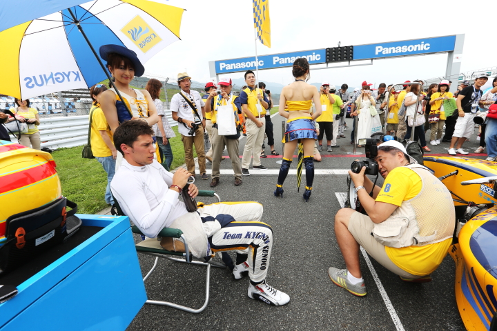 ロイック・デュバル（KYGNUS SUNOCO Team LeMans）とレースクイーンとカメコさん