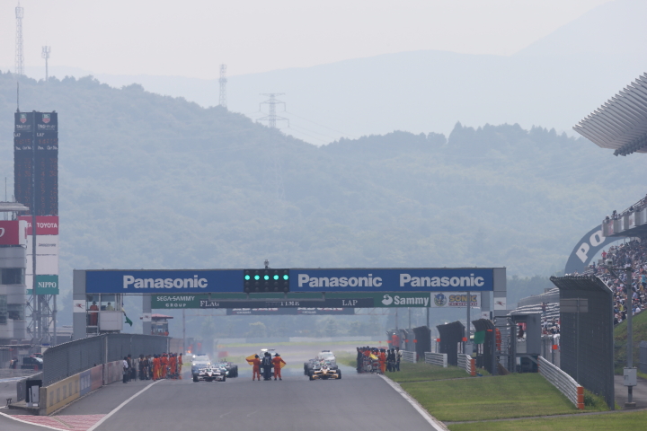 グリーンシグナル点灯でフォーメーションラップスタート