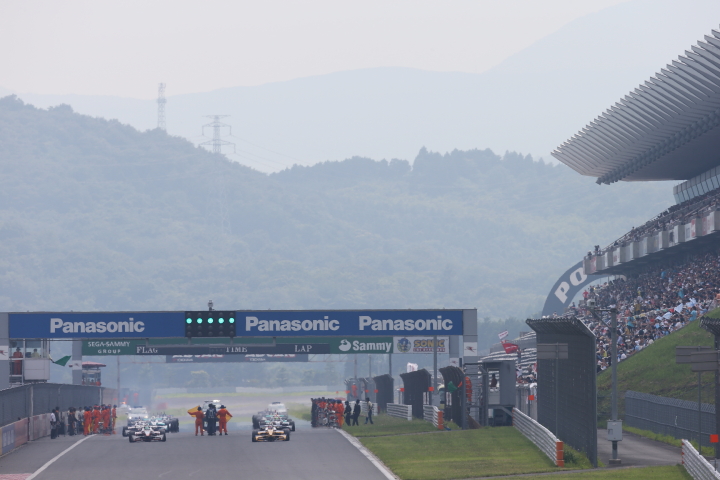 フォーメーションラップがスタートしたばかり