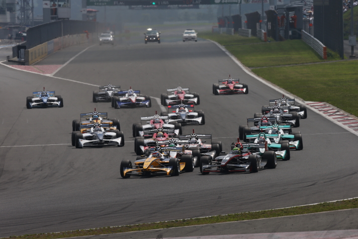 いよいよ本番スタート、1コーナーでの攻防