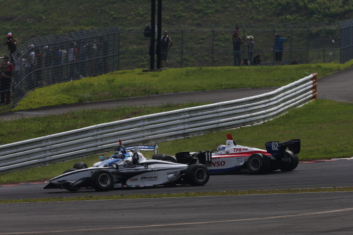 スタート直後の1コーナーでリチャード・ブラッドレ―（KCMG） と嵯峨宏紀（TOCHIGI Le Beausset Motorsports）が接触