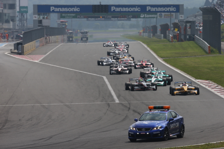 レースはスタート直後からSCが導入された