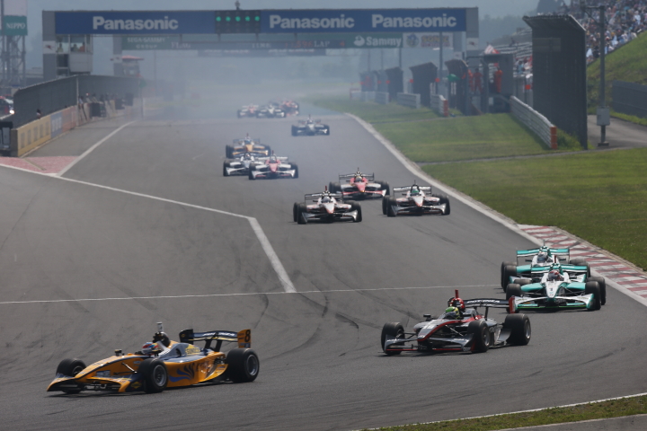 レース再開、PPのロイック・デュバル（KYGNUS SUNOCO Team LeMans）がトップで1コーナーを通過