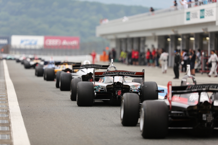 ノックアウト予選Q1に向けてピット出口に整列するマシンたち