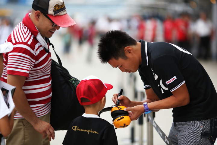 サインする塚越広大（HP REAL RACING）