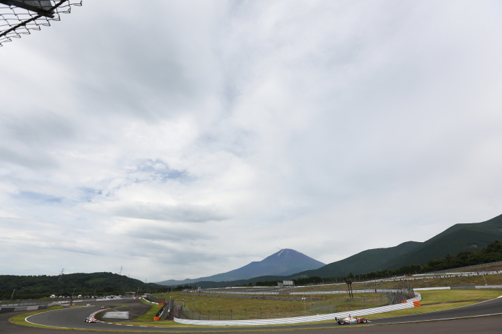 プリウスコーナーから富士山を望む