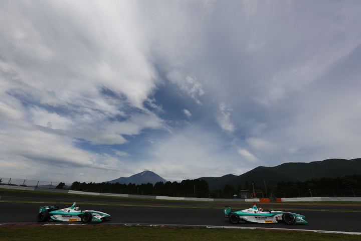 アンドレ・ロッテラー（PETRONAS TEAM TOM’S）と中嶋一貴（同）