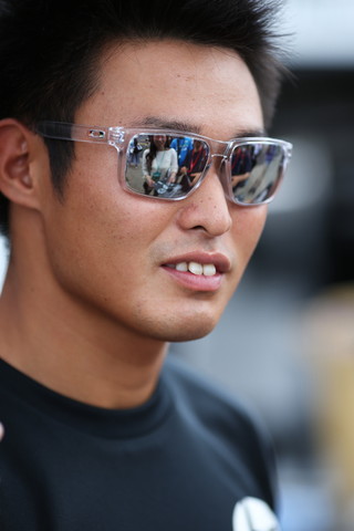 予選日ピットウォーク: 塚越広大（HP REAL RACING）