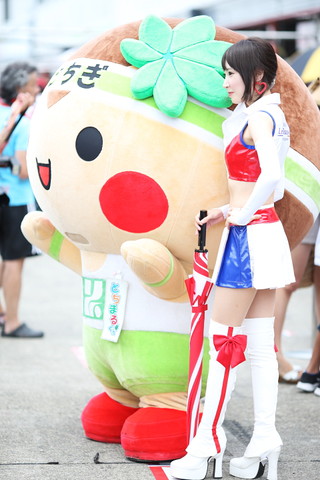 予選日ピットウォーク: 栃木のゆるキャラとちまるくん