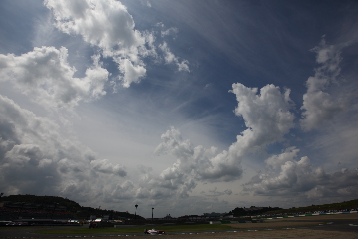 公式予選: 青空の下を駆ける