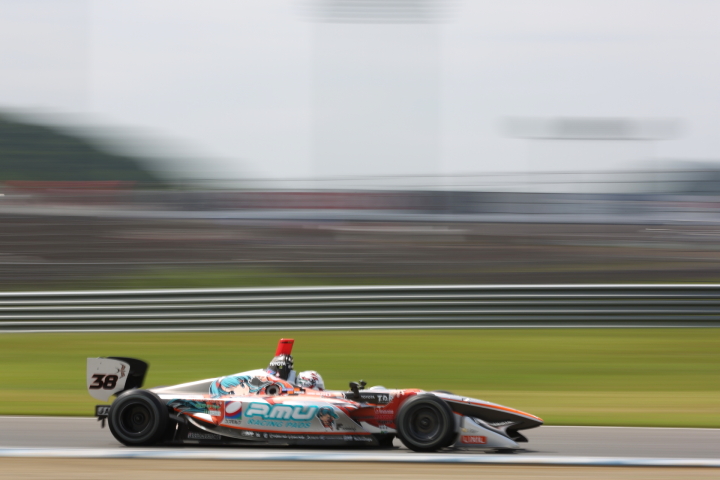 公式予選: 平手晃平（P.MU/CERUMO·INGING）