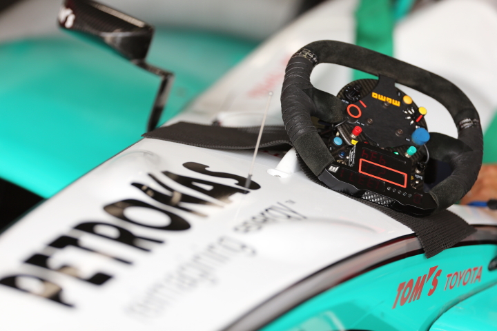 公式予選: SF13のステアリング