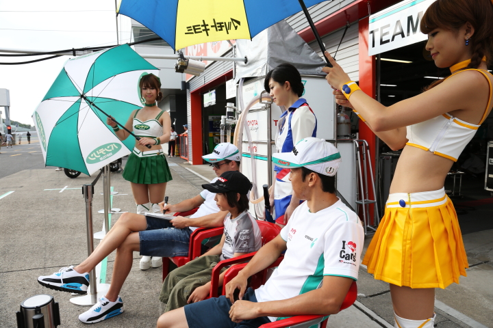 キッズピットウォーク: 中嶋一貴とアンドレ・ロッテラーに挟まれ記念写真