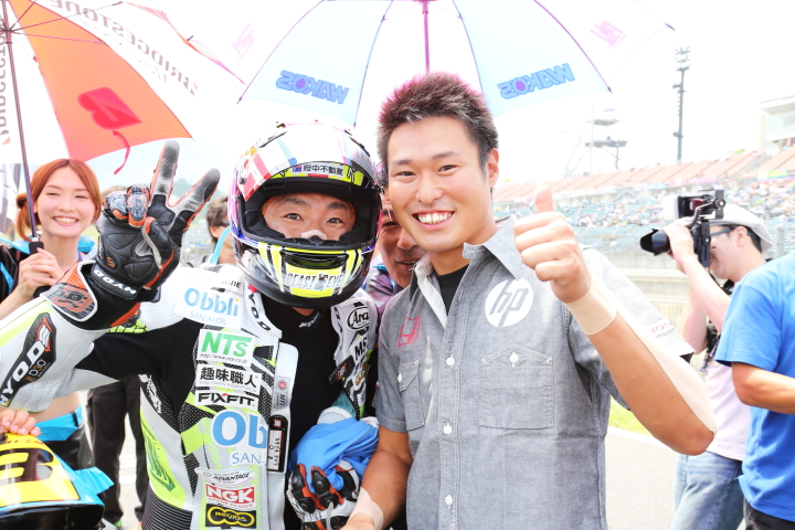 塚越広大（HP REAL RACING）と2輪ライダー