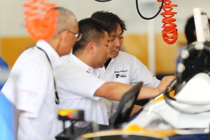 ロイック・デュバル（KYGNUS SUNOCO Team LeMans）のマシンを整備するメカニック