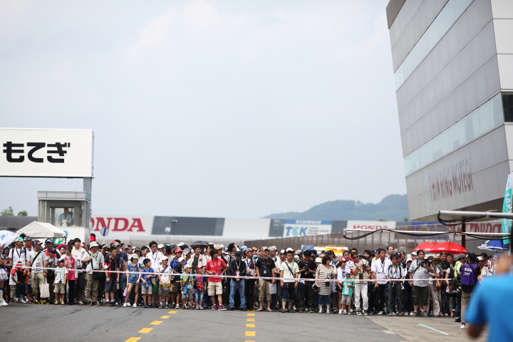 ピットウォーク入場待ちの観客のみなさん