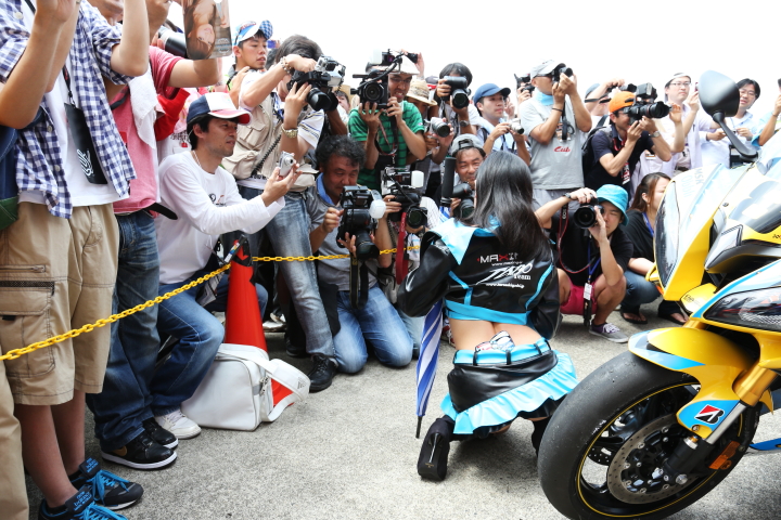 決勝日ピットウォーク: レースクイーン