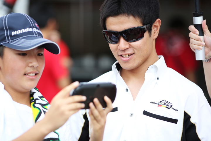 決勝日ピットウォーク: 山本尚貴（TEAM 無限）