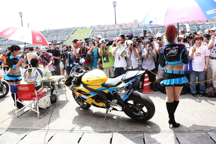 決勝日ピットウォーク: レースクイーン