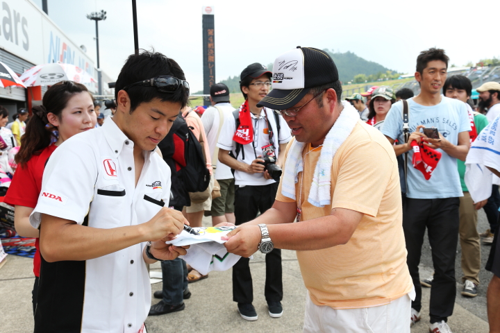 決勝日ピットウォーク: 山本尚貴（TEAM 無限）