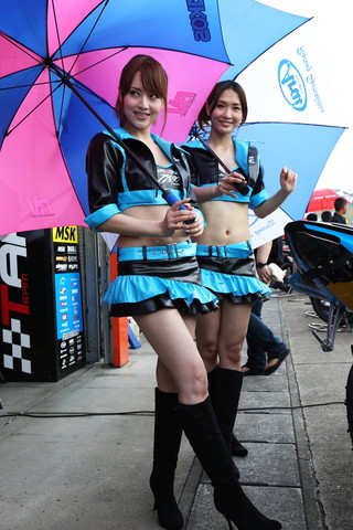 決勝日ピットウォーク: レースクイーン