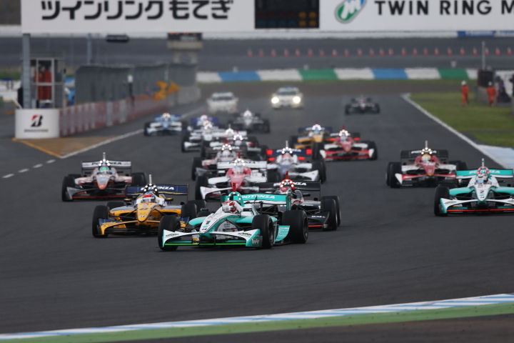 52周の決勝レースがスタートした