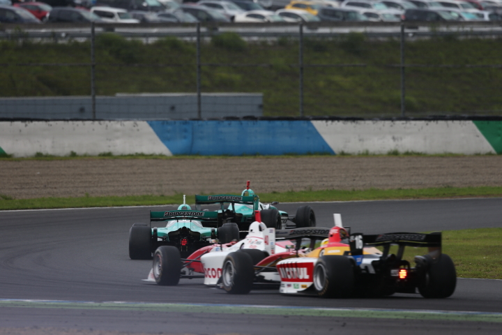 決勝レース: スタート直後の攻防