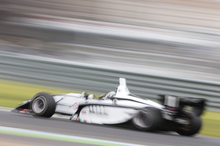 決勝レース: 中山友貴（HP REAL RACING）