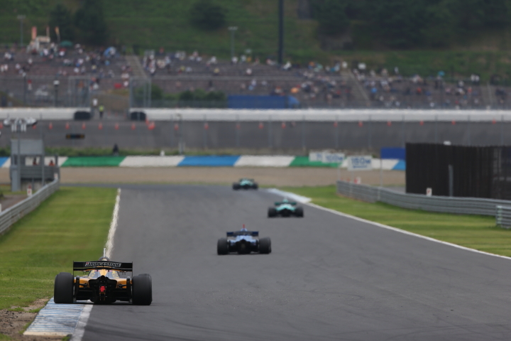 決勝レース: 2コーナーから3コーナーにかけての攻防