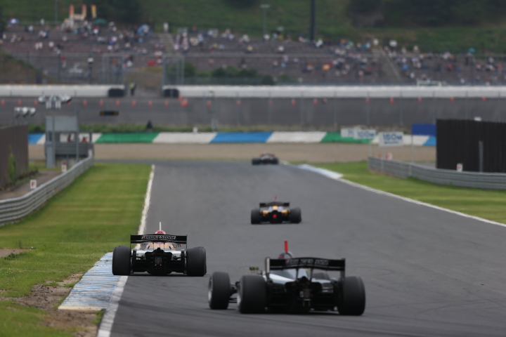 決勝レース: 2コーナーから3コーナーにかけての攻防