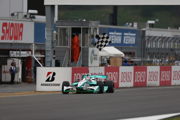 決勝レース: トップでゴールする中嶋一貴（PETRONAS TEAM TOM’S）