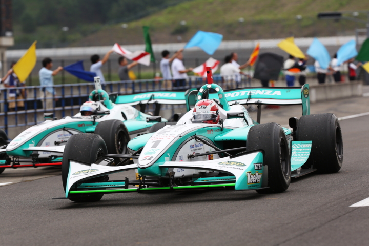 決勝レース: ホームストレートに戻ってきたトップ2台と旗を振って迎えるもてぎのオフィシャルたち