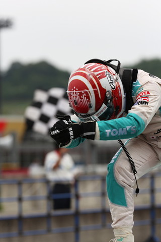 決勝レース: マシンを降りる優勝した中嶋一貴（PETRONAS TEAM TOM’S）