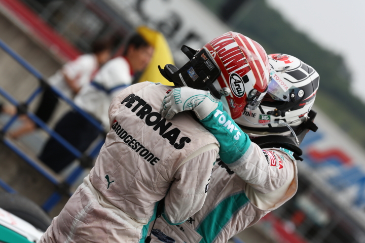 決勝レース: 健闘をたたえ合う優勝の中嶋一貴と2位のアンドレ・ロッテラー