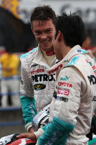 決勝レース: 健闘をたたえ合う優勝した中嶋一貴と2位のアンドレ・ロッテラー