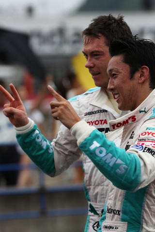 決勝レース: カメラマンにポーズを取る優勝した中嶋一貴と2位のアンドレ・ロッテラー