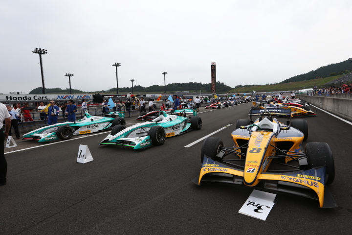 パルクフェルメに並べられたトップ3のマシンたち