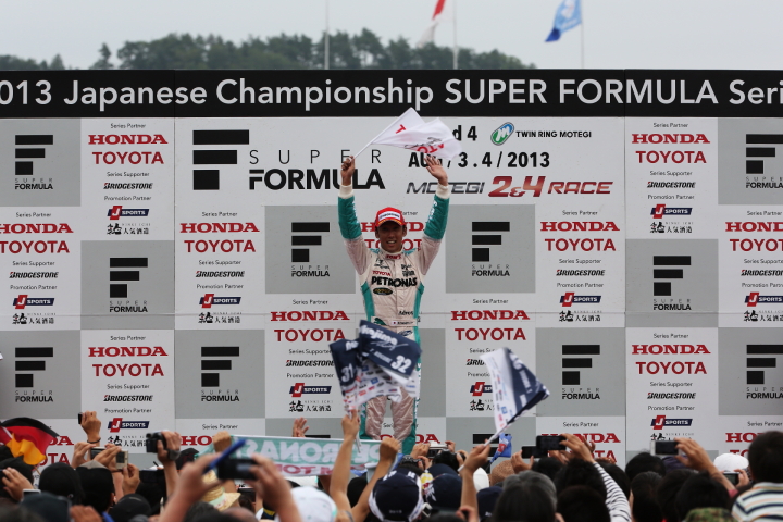 表彰式: 優勝の中嶋一貴（PETRONAS TEAM TOM’S）